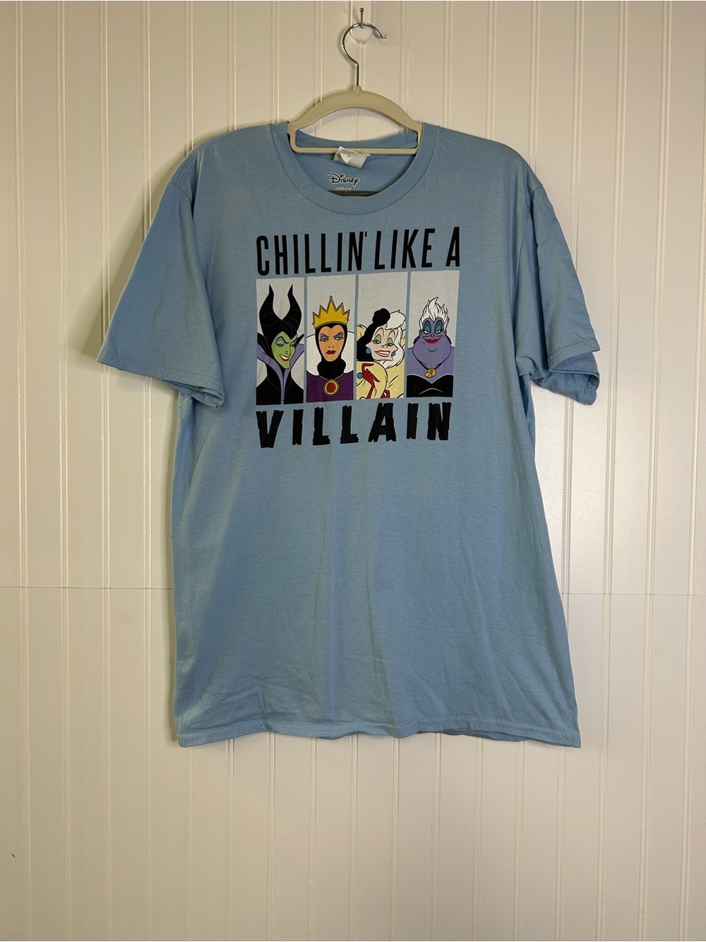 Disney Light Blue ‘Chillin' Like a Villain’ Graphic T-Shirt Size Medium